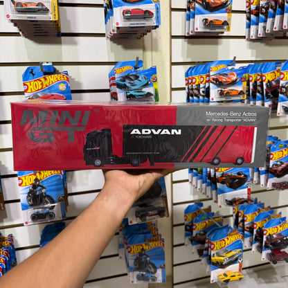 Mini GT 1:64 Mercedes-Benz Actros Advan (Detalle en la caja)