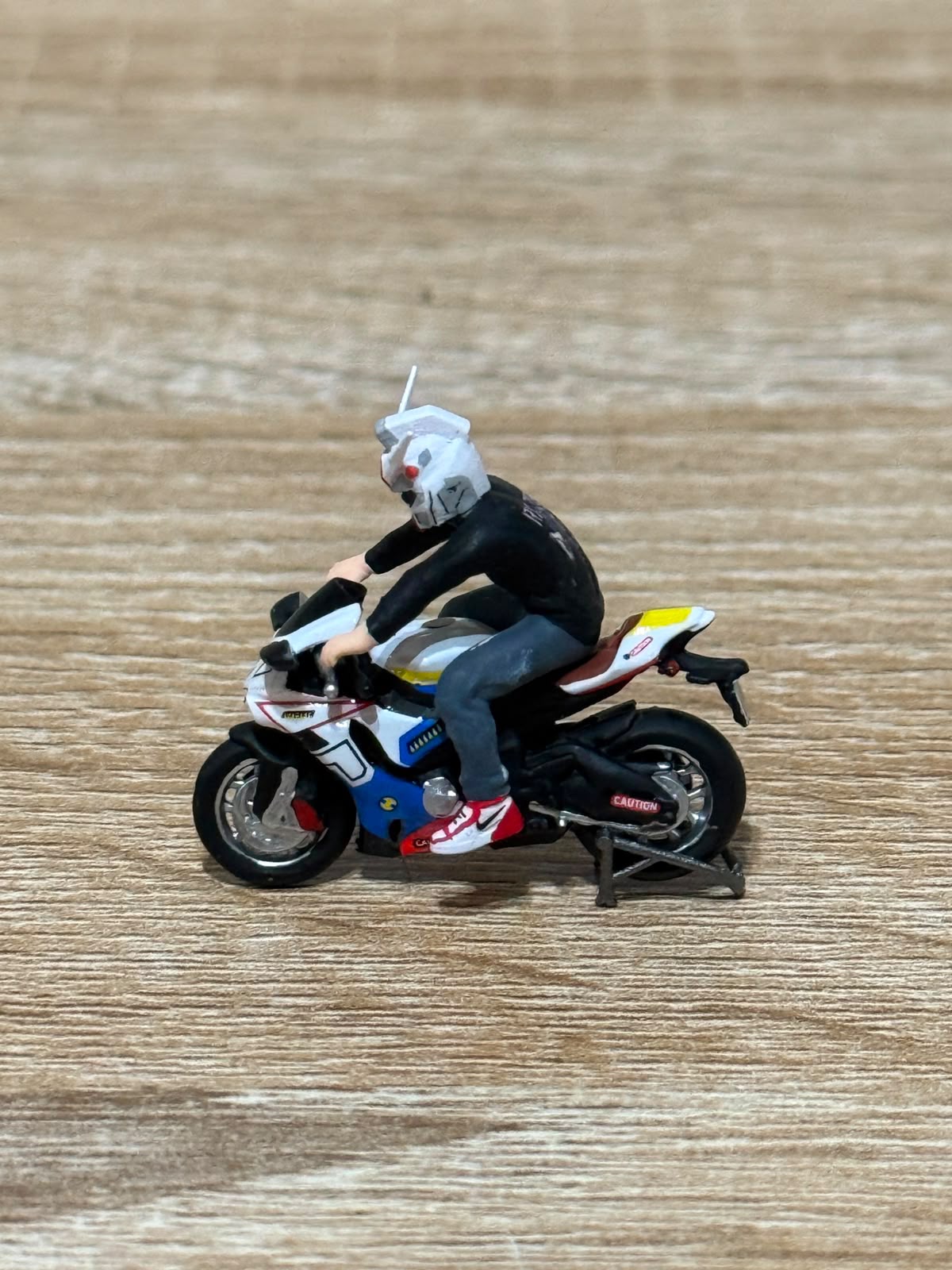 Moreart 1:64 Yamaha YZF-R1 Gundam Decal Motorcycle + Masked Rider Doll